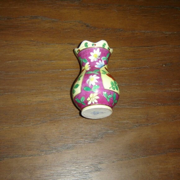 Vintage small purple yellow cameo floral vase VGU - Picture 5 of 6